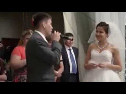 Брат поет сестре песню на ее свадьбе