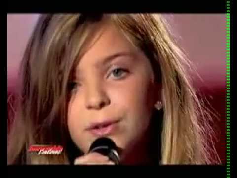 Маленькая девочка поёт песню Christina Aguilera