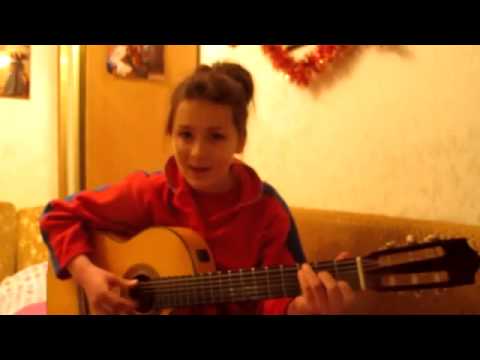 Талантливая девочка поет и играет на гитаре красиво! Классная песня о любви